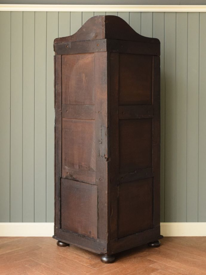 キャビネットの後ろ姿