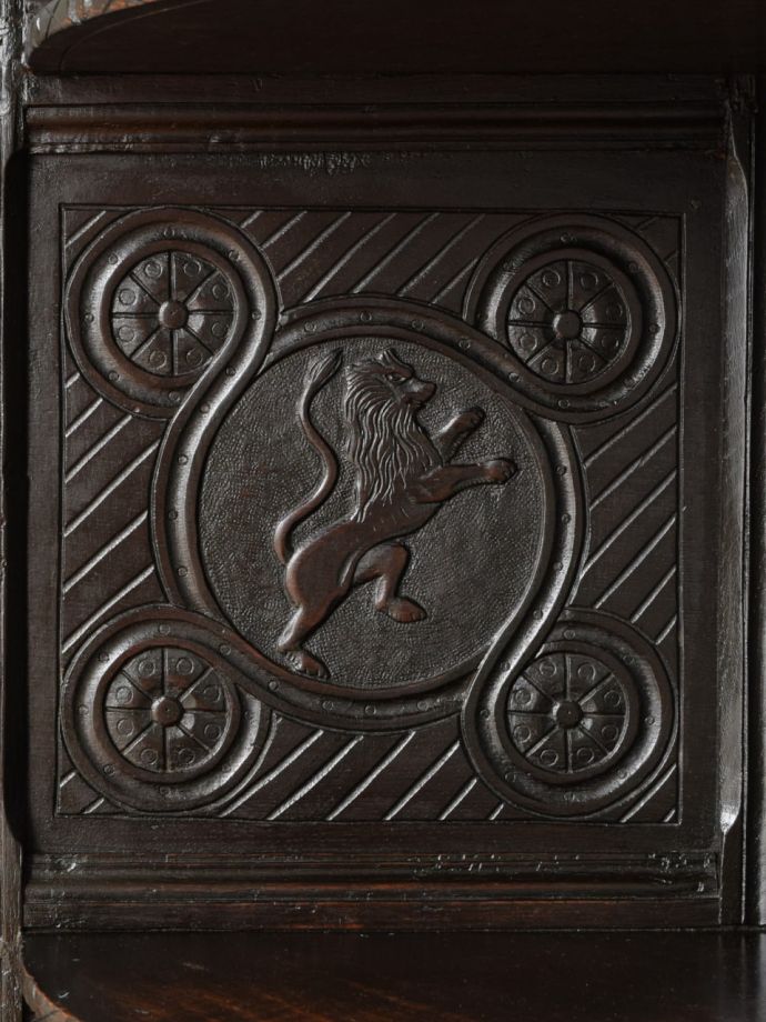 英国アンティーク家具らしい彫