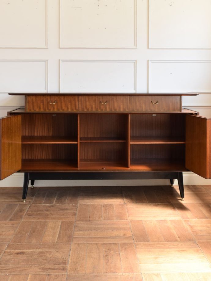 G-PLANサイドボードの扉の中