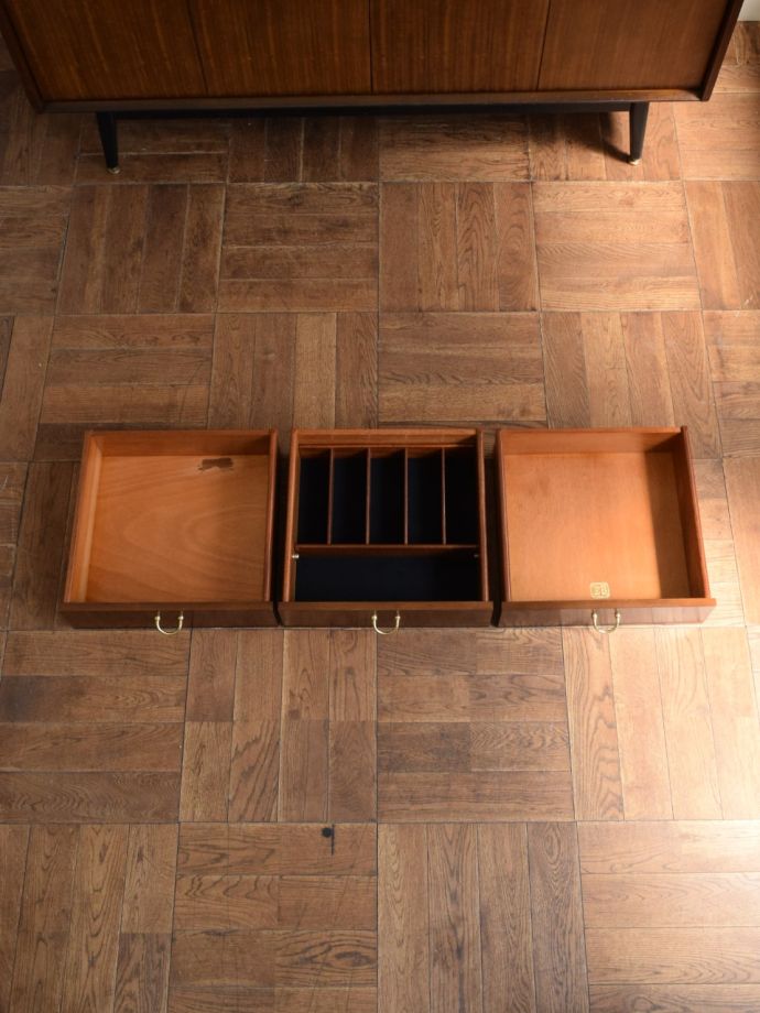 サイドボードの引き出し