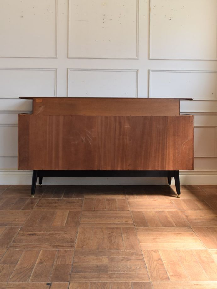 G-PLANのサイドボードの後ろ姿