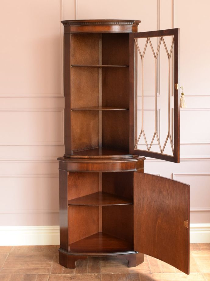 ガラスキャビネットの扉の中