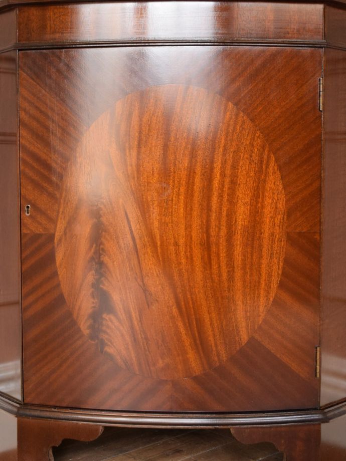 英国アンティーク家具らしい装飾