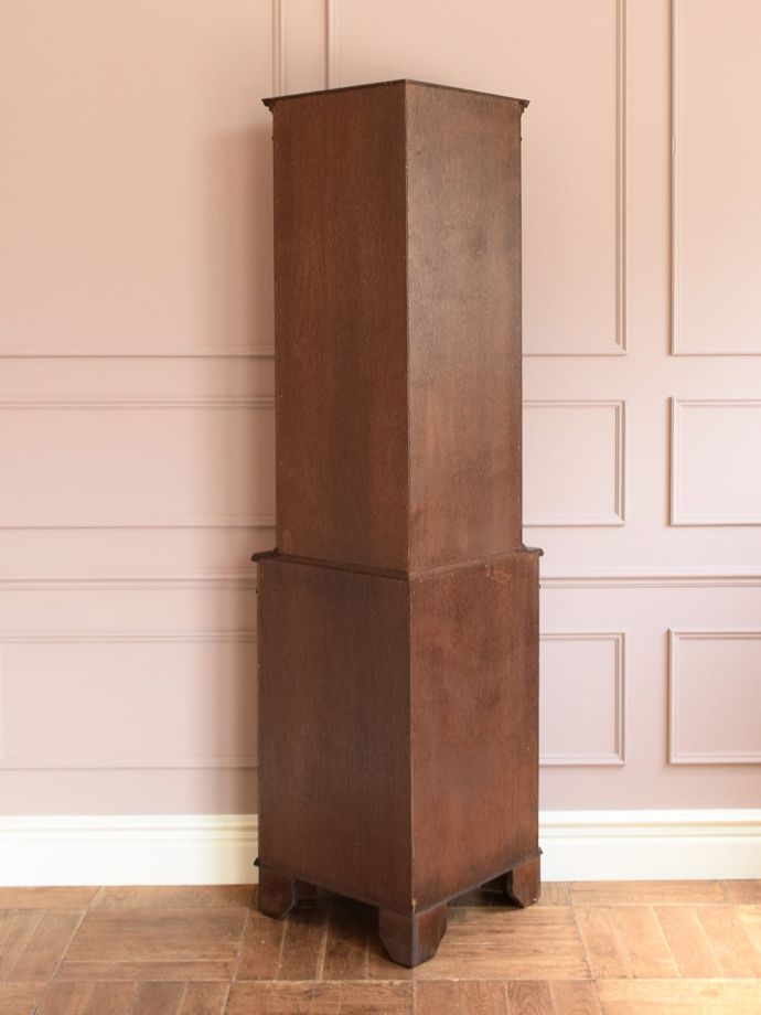 キャビネットの後ろ姿