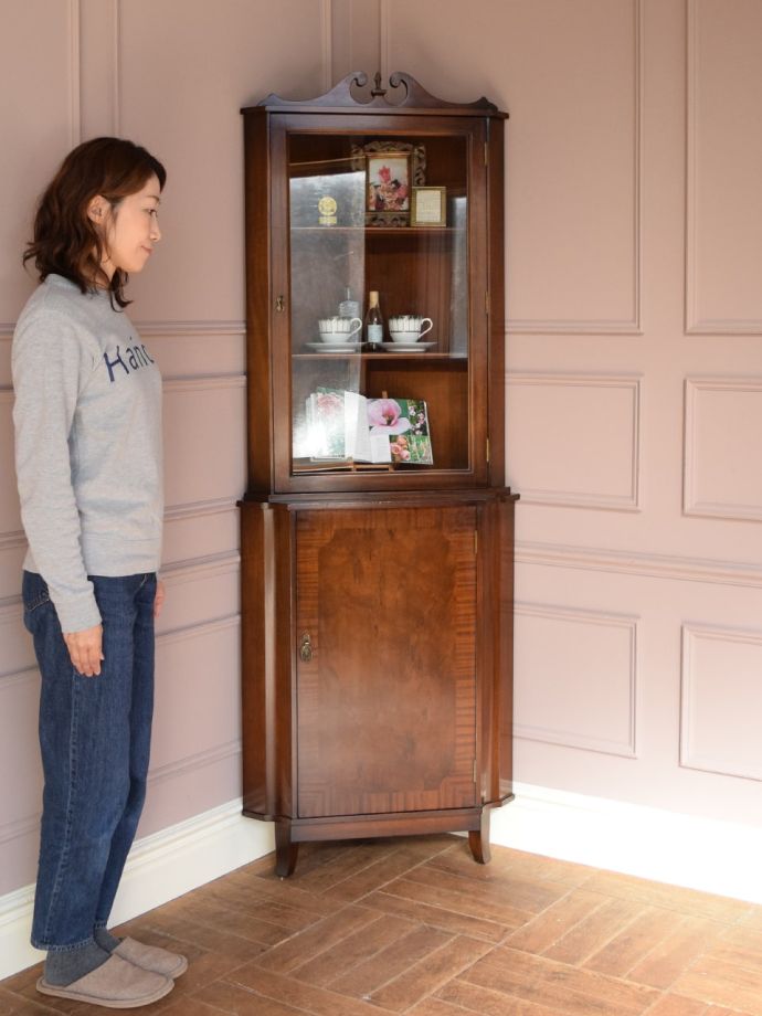 英国アンティークのガラスキャビネット
