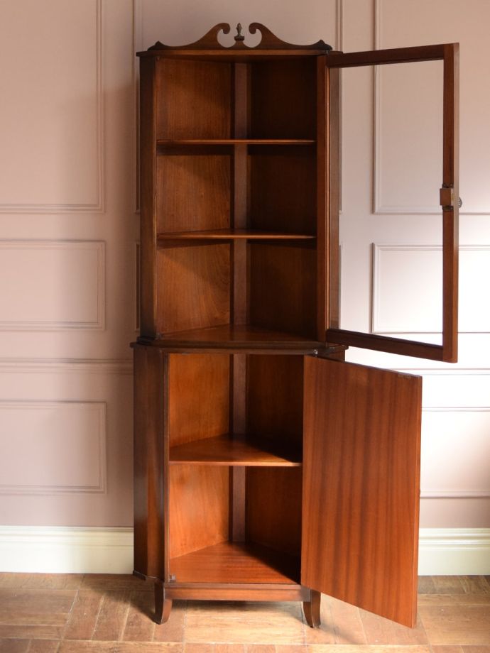 ガラスキャビネットの扉の中