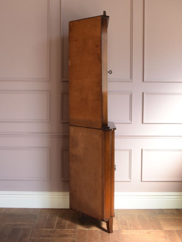 コーナーキャビネットの側面