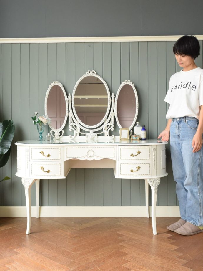 フランスのおしゃれなアンティークのドレッサー