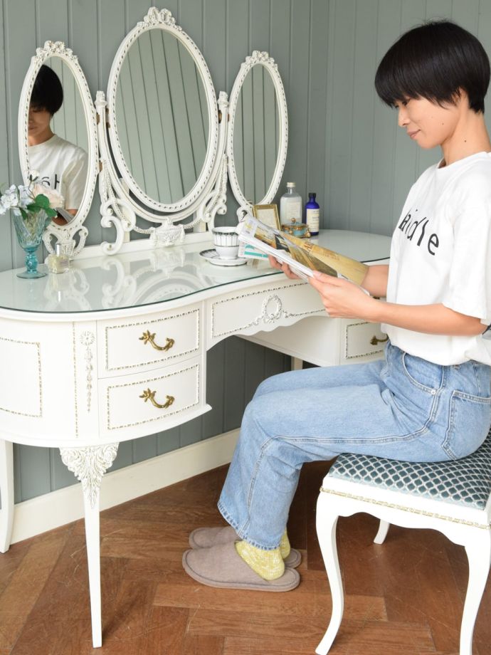 便利に使えるアンティークのドレッサー