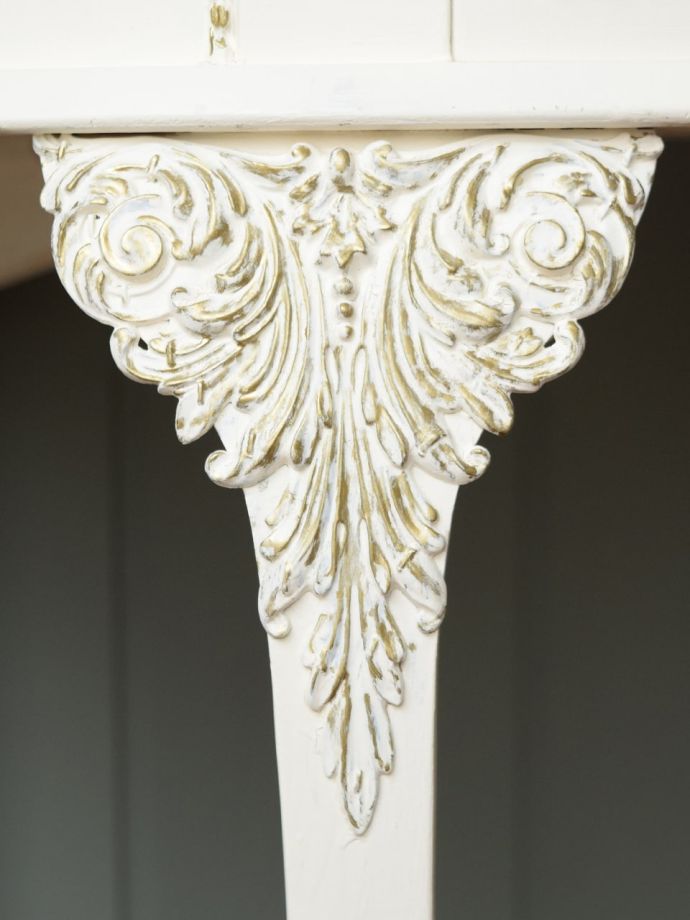 フランスらしく美しい彫