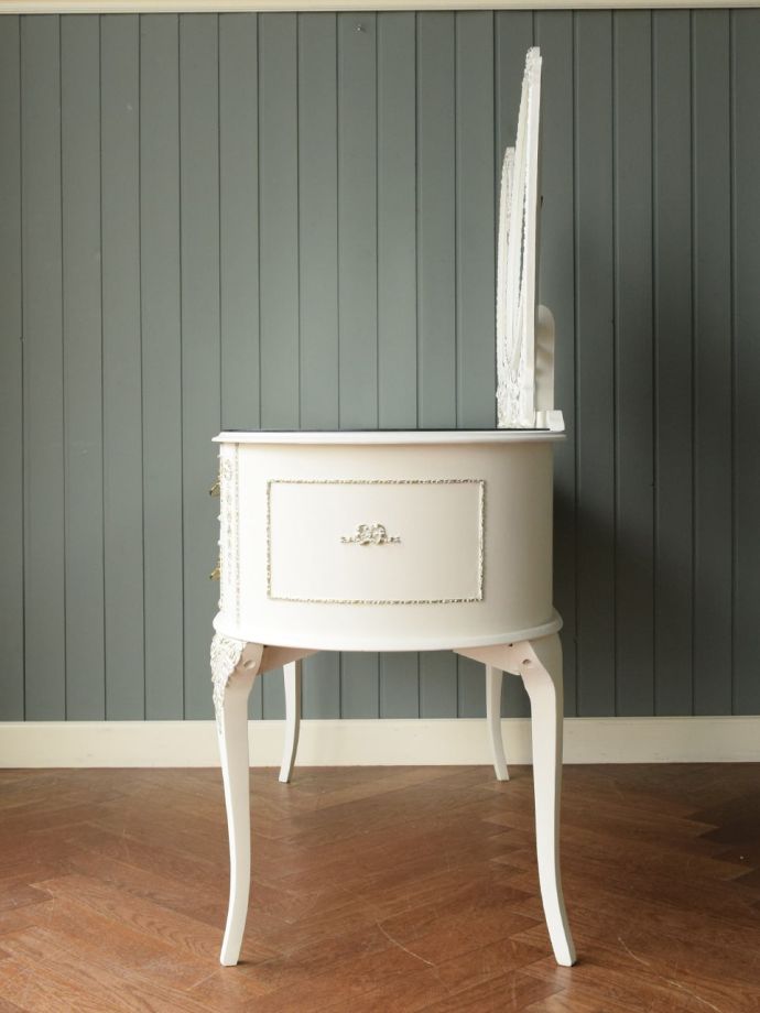 ドレッサーの側面