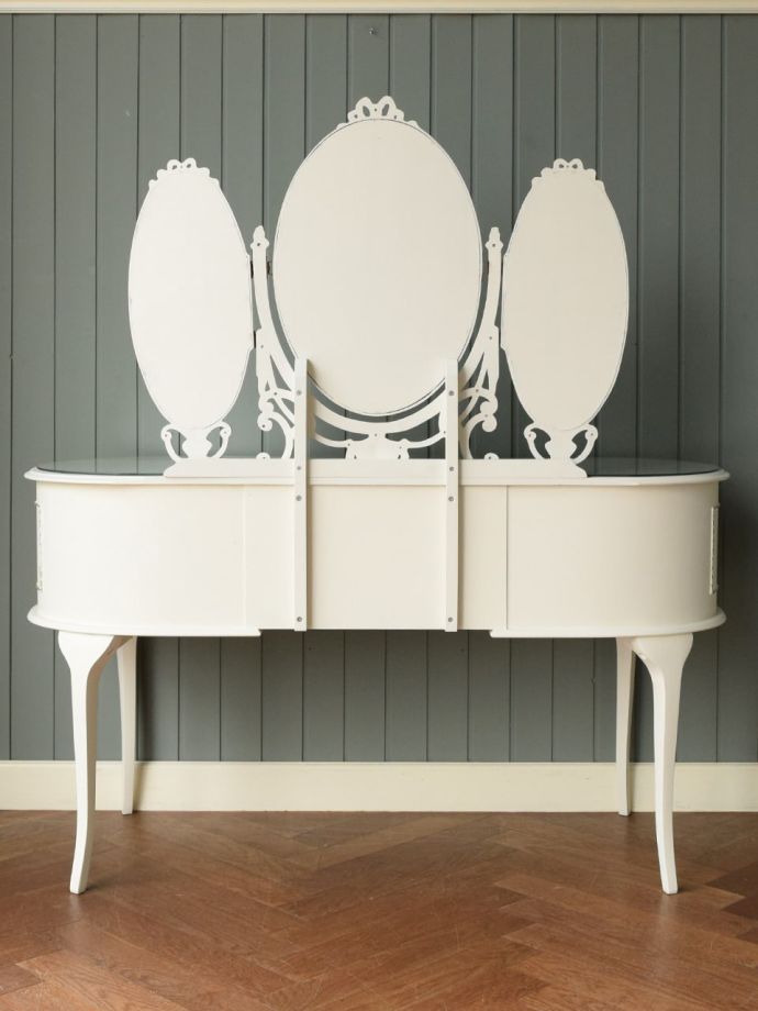 ドレッサーの後ろ姿