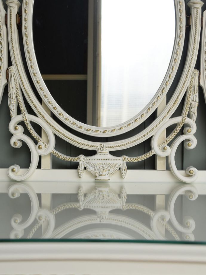 アンティーク家具らしい彫