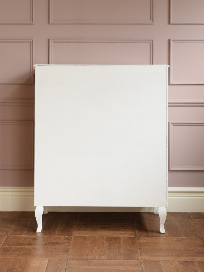 チェストの後ろ姿