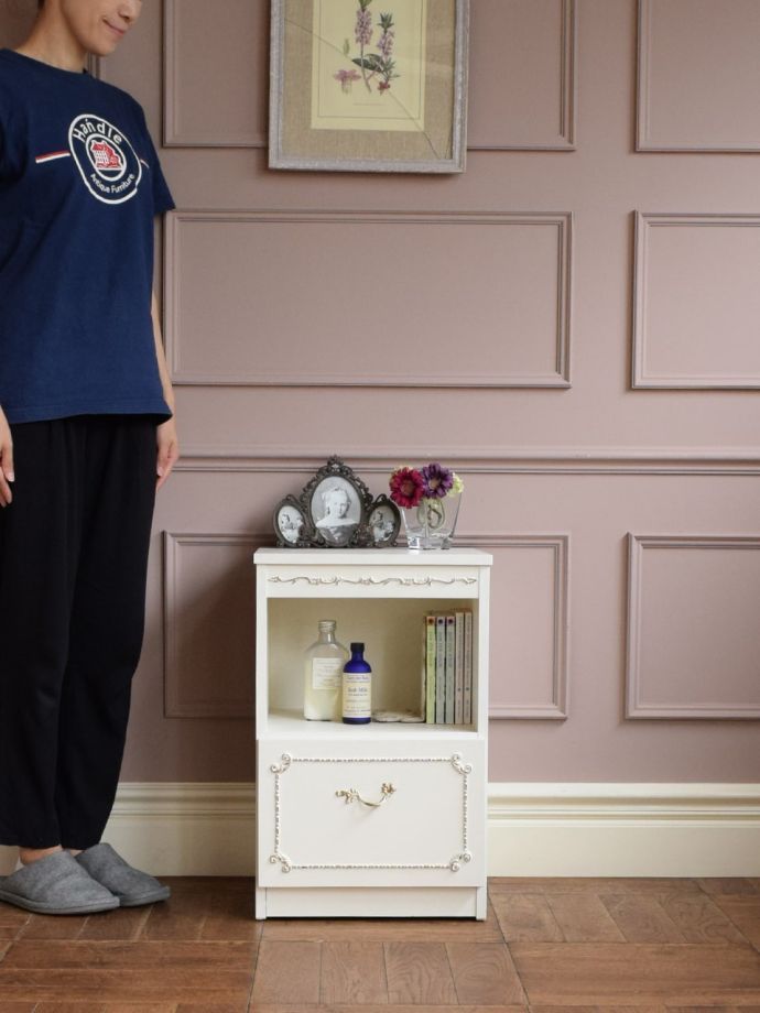 フランスの優雅なサイドキャビネット