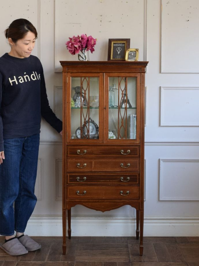 英国アンティークのキャビネット