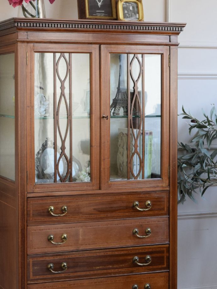 アンティーク家具らしさが漂うキャビネット