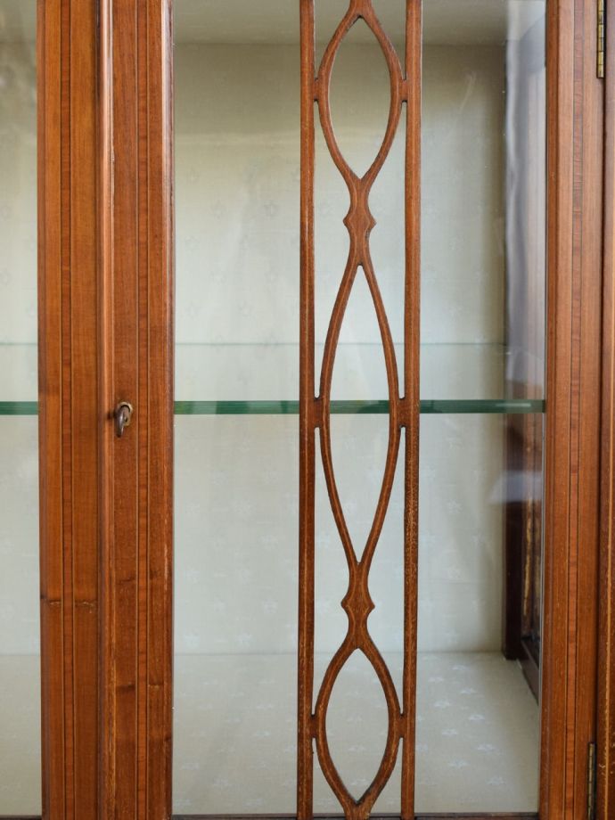 アンティークキャビネットの装飾