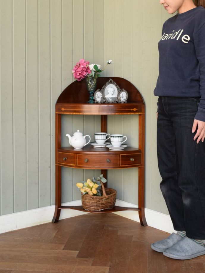 アンティークのシェルフ