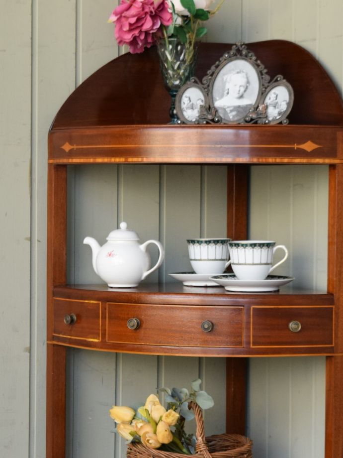 アンティークのオープンシェルフ