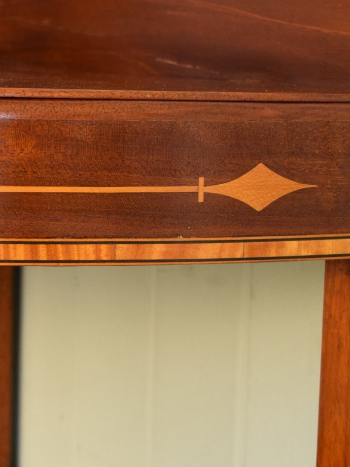 英国アンティーク家具らしい装飾