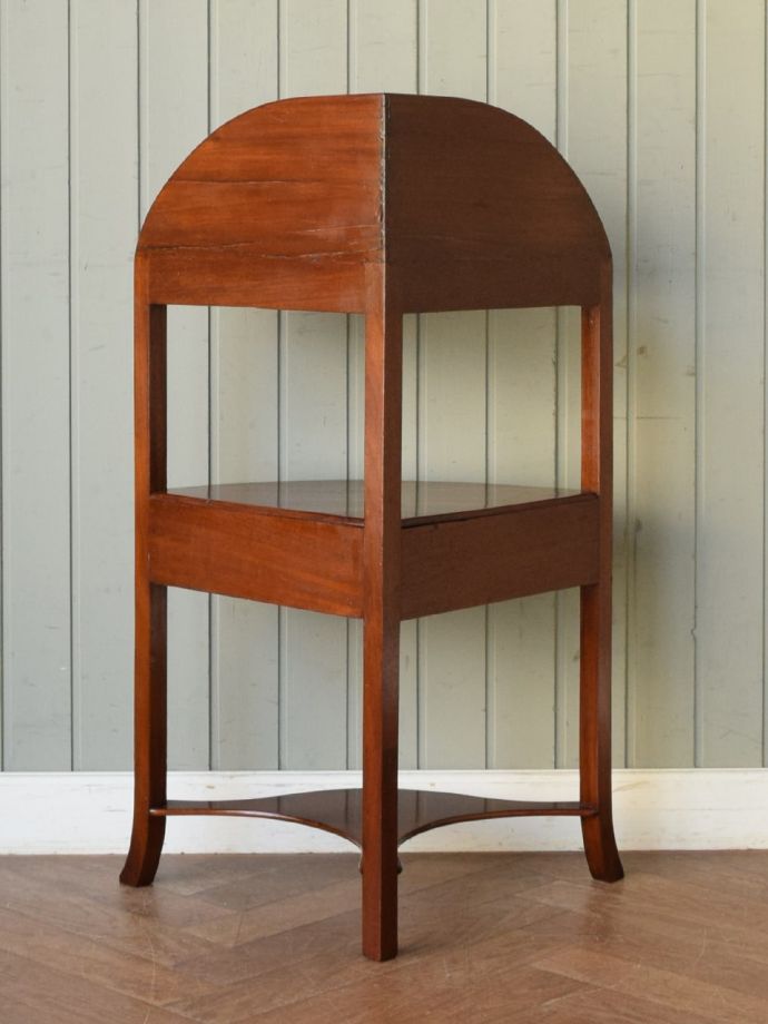 キャビネットの後ろ姿