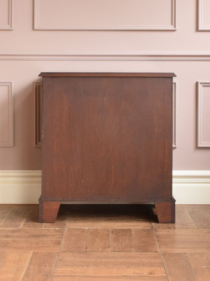 チェストの後ろ姿