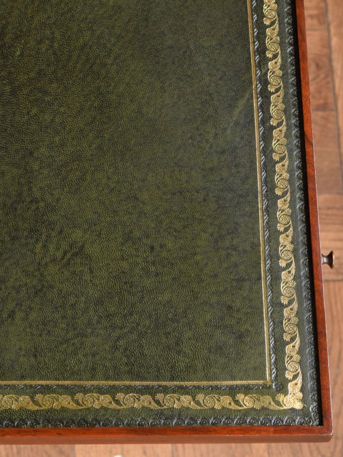 アンティークチェストの革張り天板