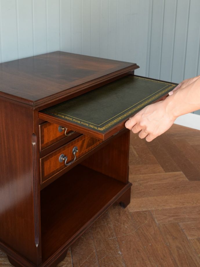 スライディングトレイ付きのチェスト