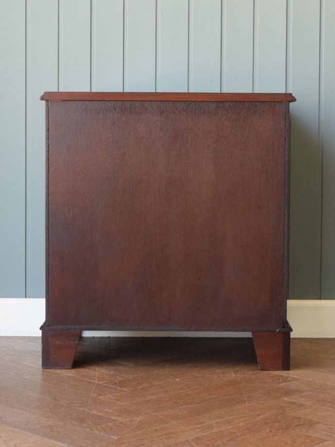 チェストの後ろ姿