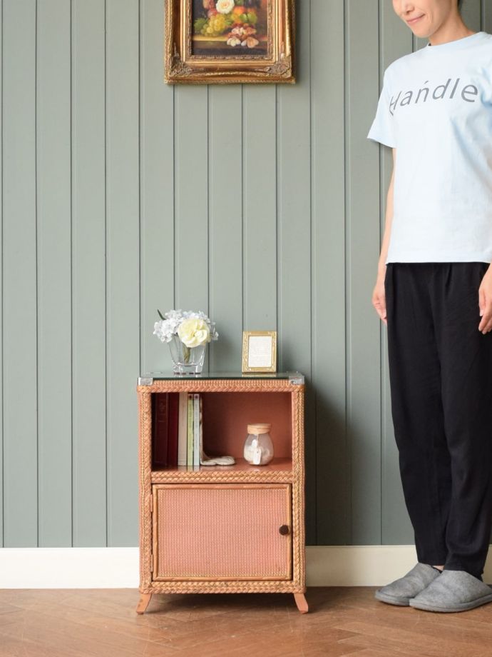 アンティークのサイドキャビネット