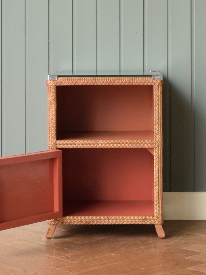 アンティーク家具の扉の中