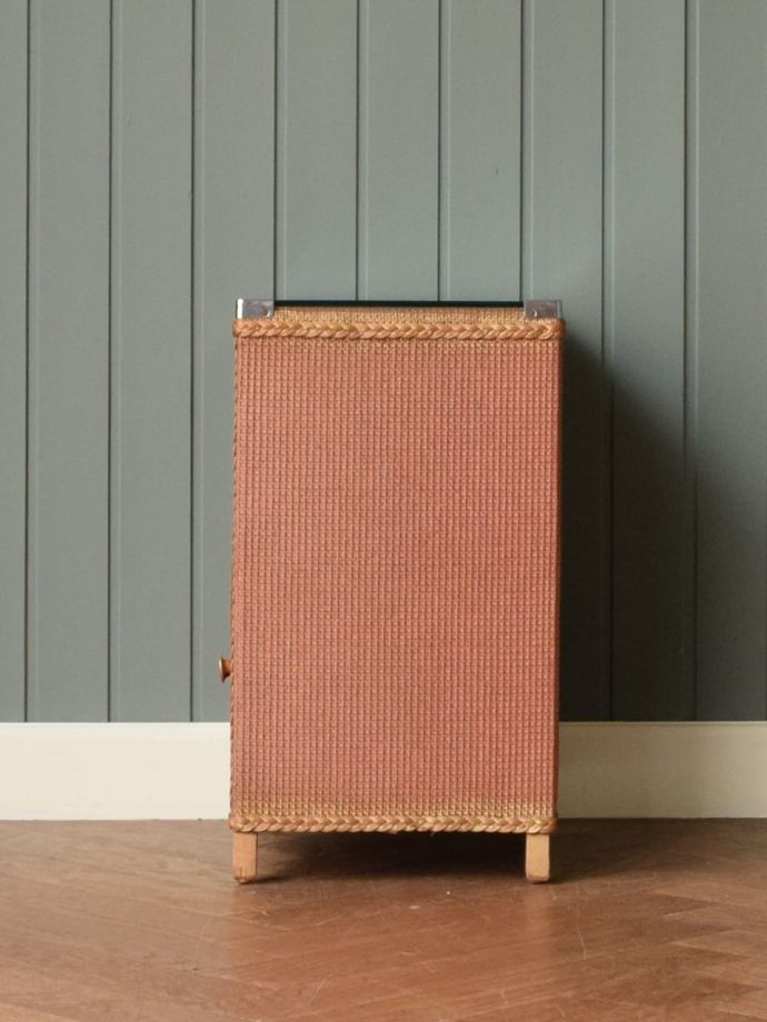 キャビネットの側面