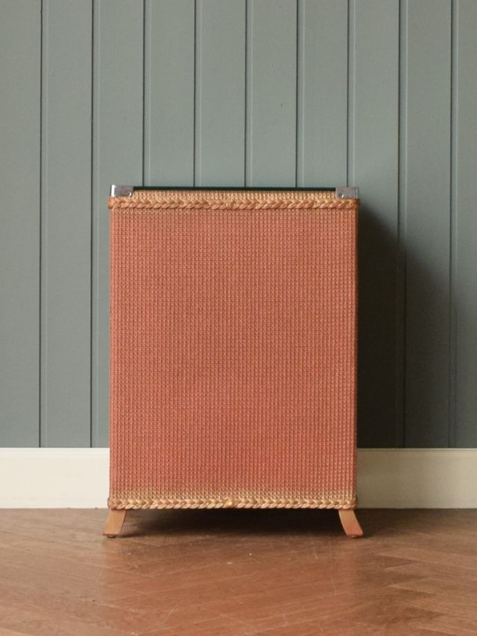 サイドキャビネットの後ろ姿