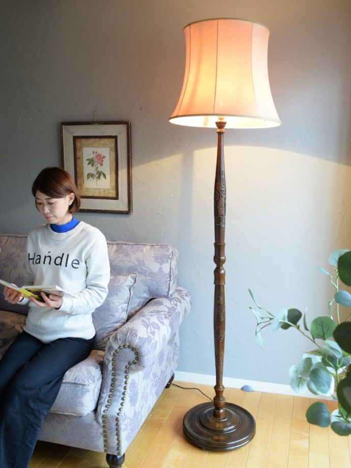 フロアランプの優しい灯り