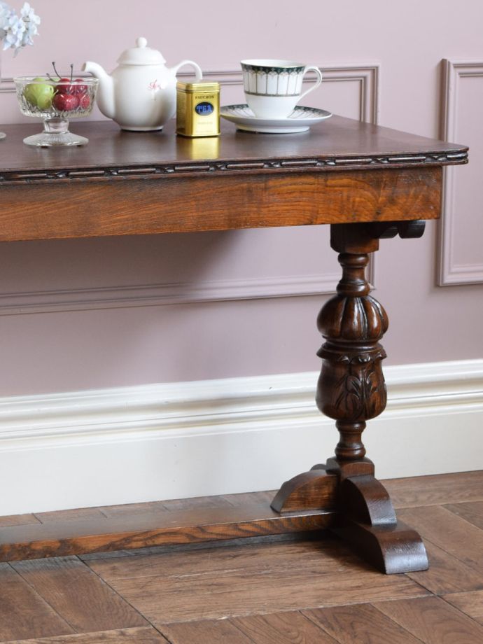 英国のアンティーク家具らしいデザイン