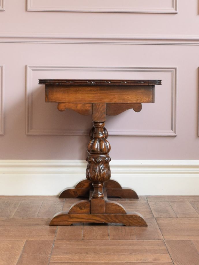 アンティークテーブルの横顔