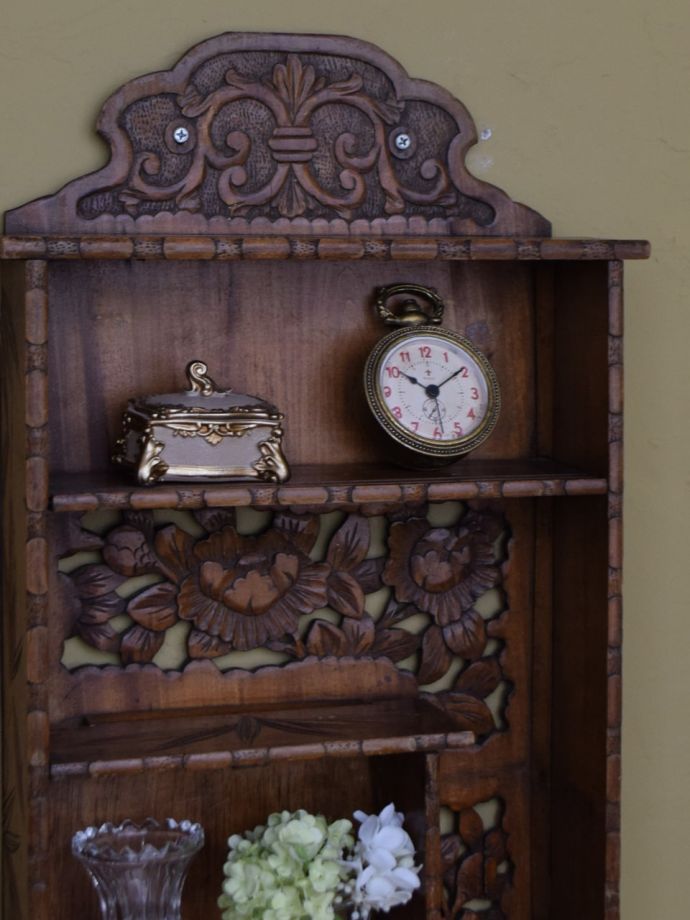 英国のアンティークのおしゃれな壁掛け棚、デコラティブな彫が美しい