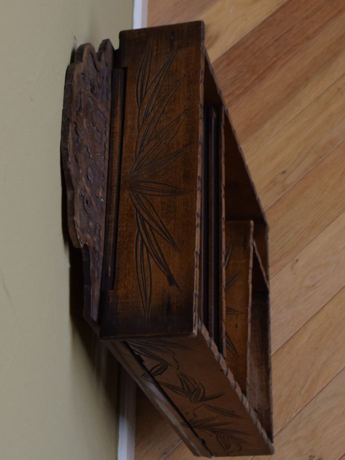 アンティークのウォールシェルフの天板