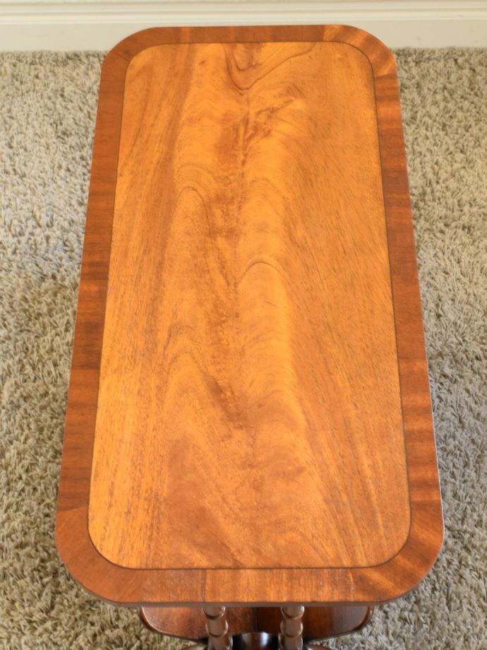 サイドテーブル付きのマガジンラック