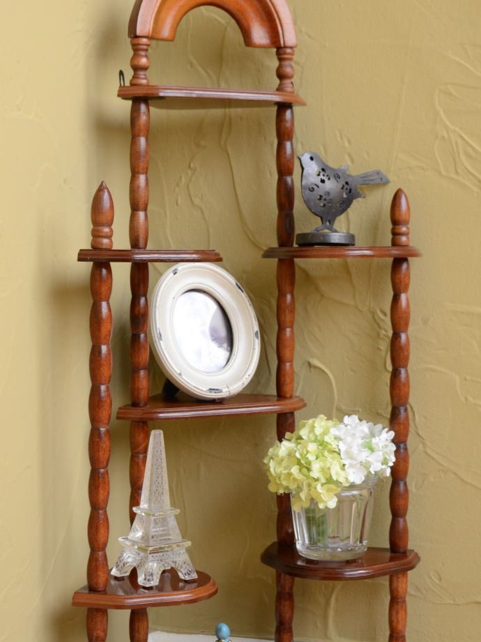 英国から届いたおしゃれなコーナーシェルフ、自立式のアンティークの