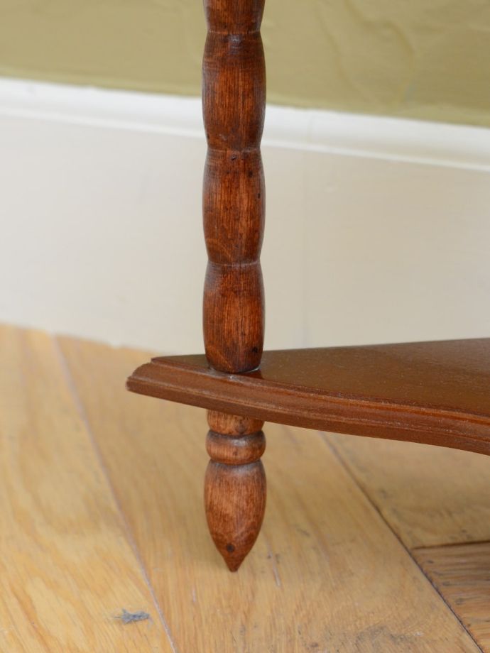 脚付きのウォールシェルフ