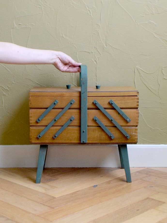 アンティークのソーイングボックス