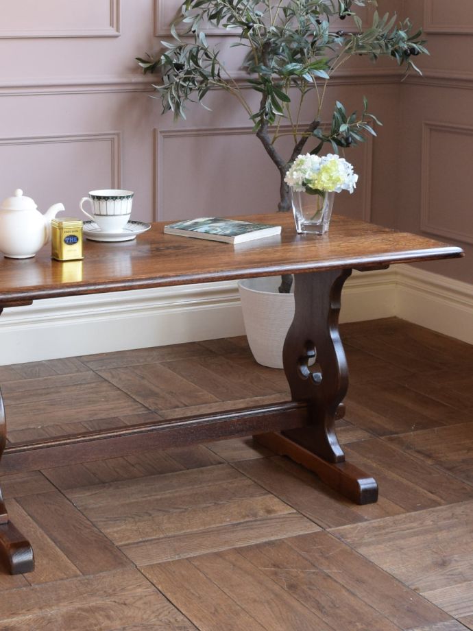 英国のアンティーク家具らしいデザイン