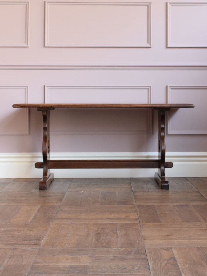 コーヒーテーブルの後ろ姿