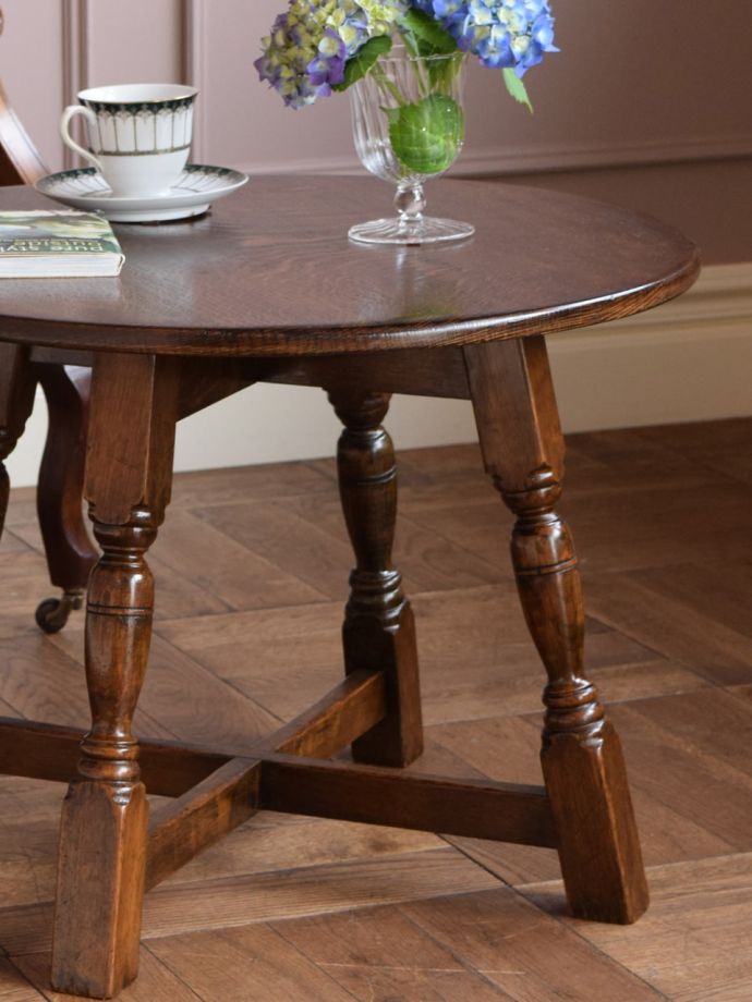 英国のアンティーク家具らしいデザイン