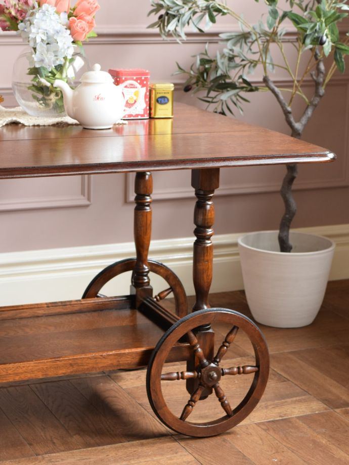 アンティーク家具らしさが漂うワゴン