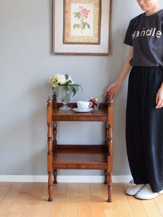 英国アンティークのサービングテーブル