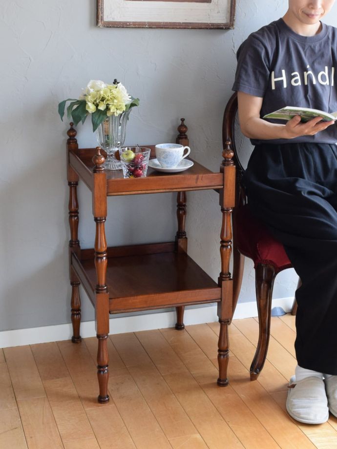 アンティークのサイドテーブル