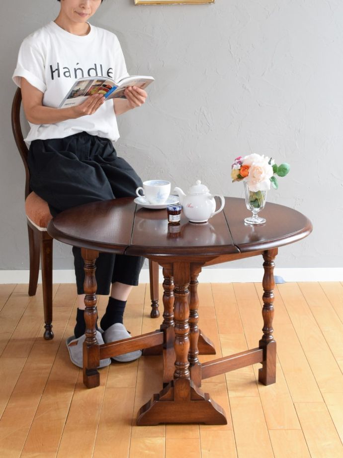 アンティークの折り畳み式テーブル